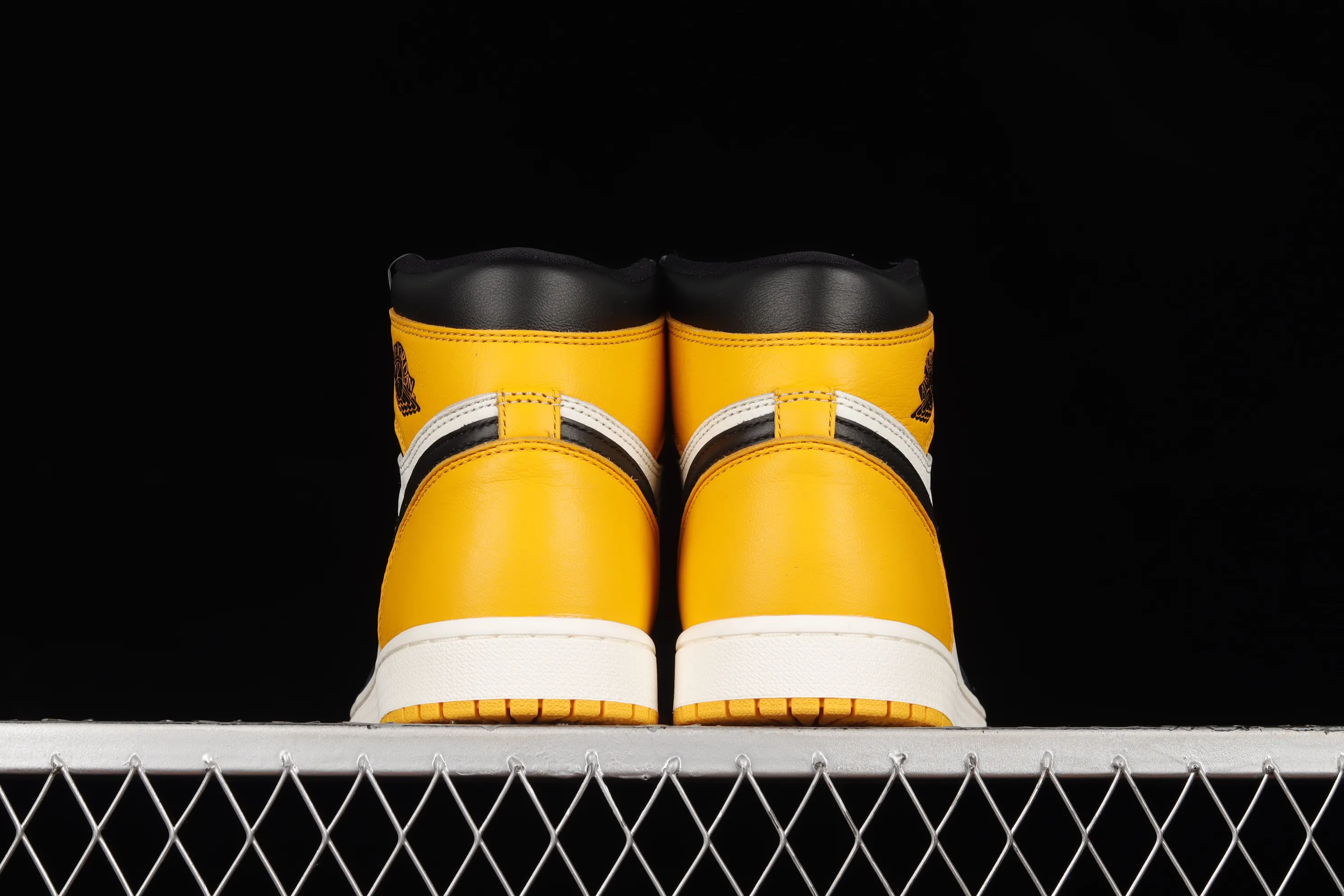 All categories Air Jordan Jordan series basketball shoes Air Jordan 1 High foreign trade version Air Jordan 1 Retro High OG AJ1 Joe 1 black and yellow toe 555088-711